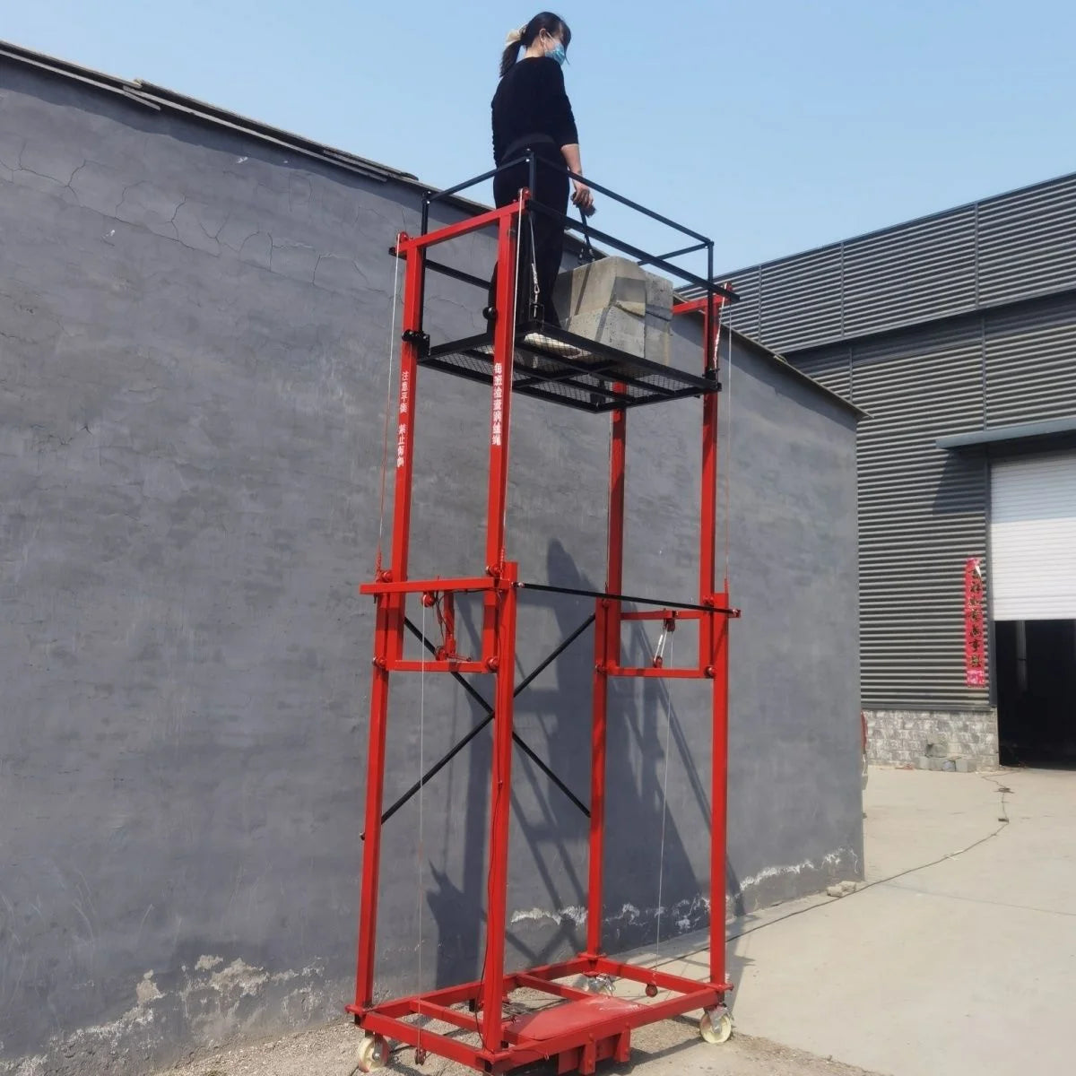 W High Stability 500kg Hydraulic Electric Scaffold Lift Electric Scaffolding Lift Platform for Retail Hotels Manufacturing Plant